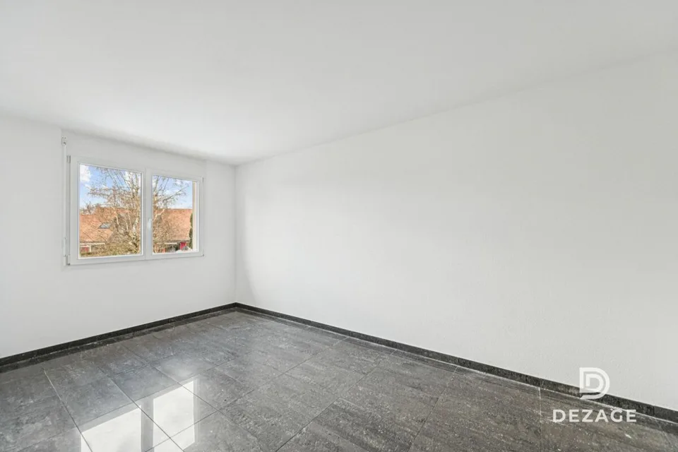Spacious through apartment: 4 bedrooms and garage-box!