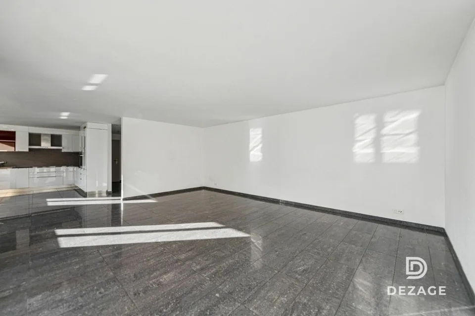 Spacious through apartment: 4 bedrooms and garage-box!