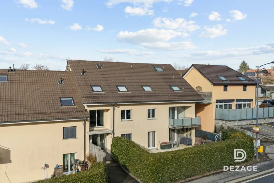 Spacious through apartment: 4 bedrooms and garage-box!