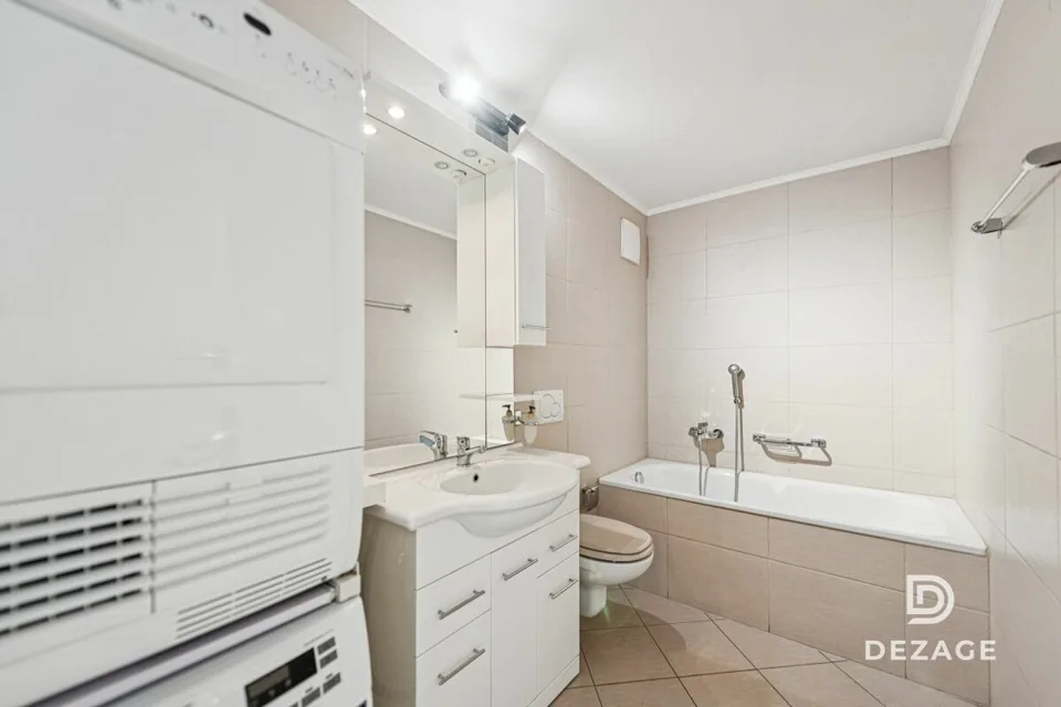 Spacious through apartment: 4 bedrooms and garage-box!
