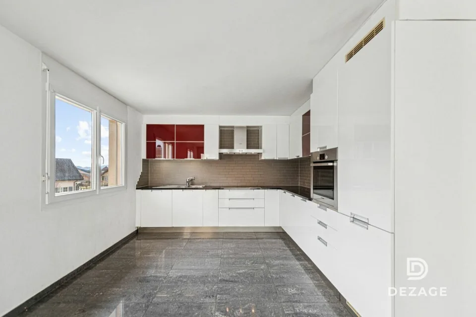 Spacious through apartment: 4 bedrooms and garage-box!