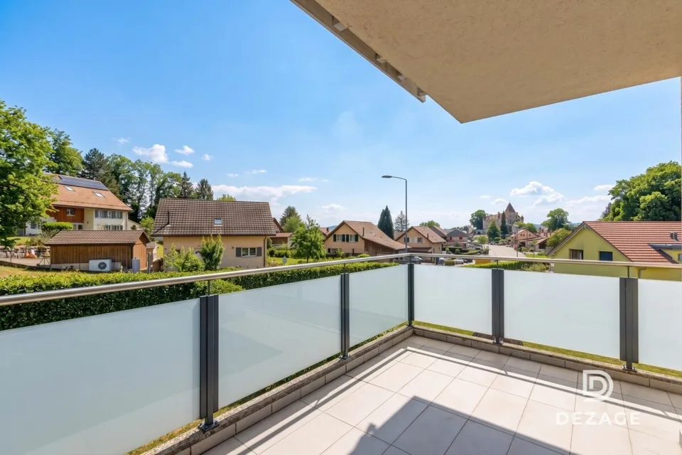 Grand appartement familial avec balcon couvert et vue sur le château d'Oron !