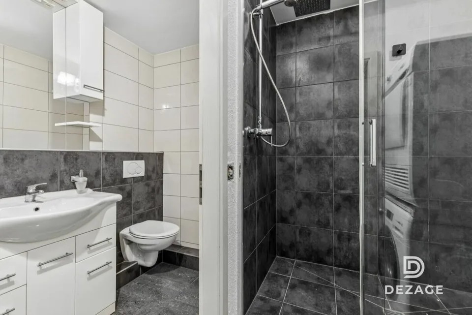 Large family apartment with covered balcony and view of Oron Castle!