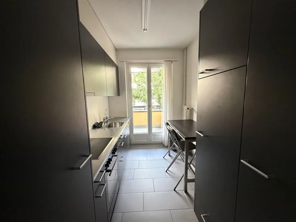 Möbliertes Zimmer mit Balkonzugang
