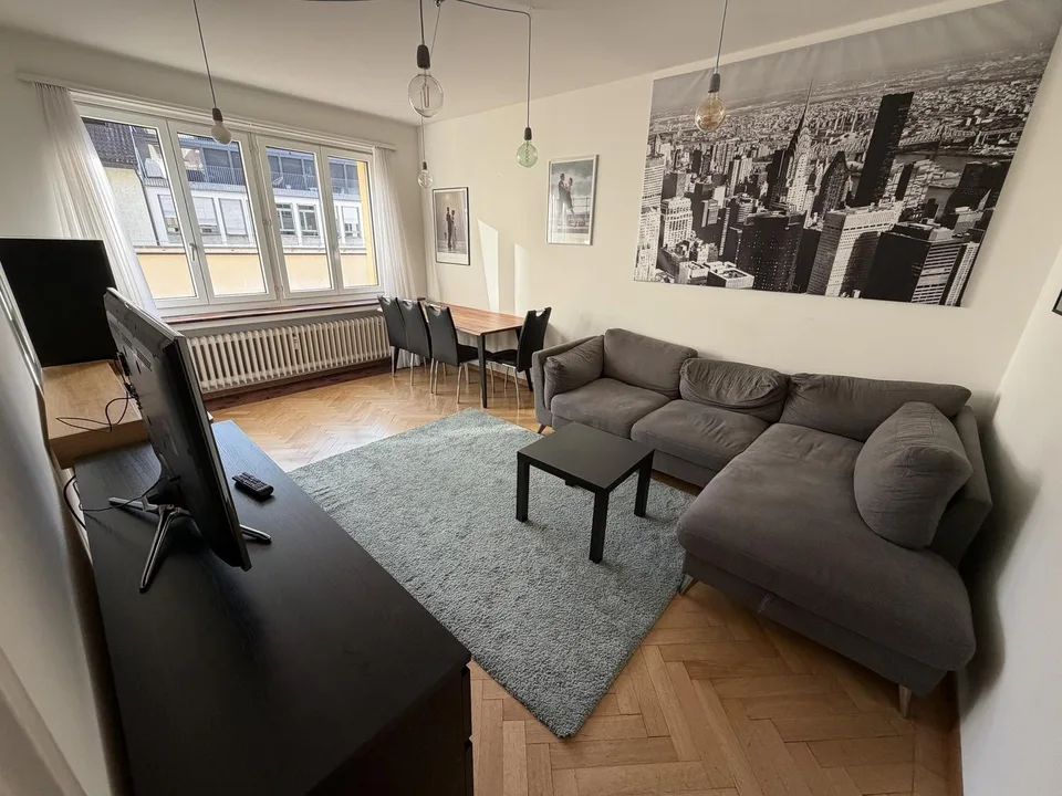 Möbliertes Zimmer mit Balkonzugang