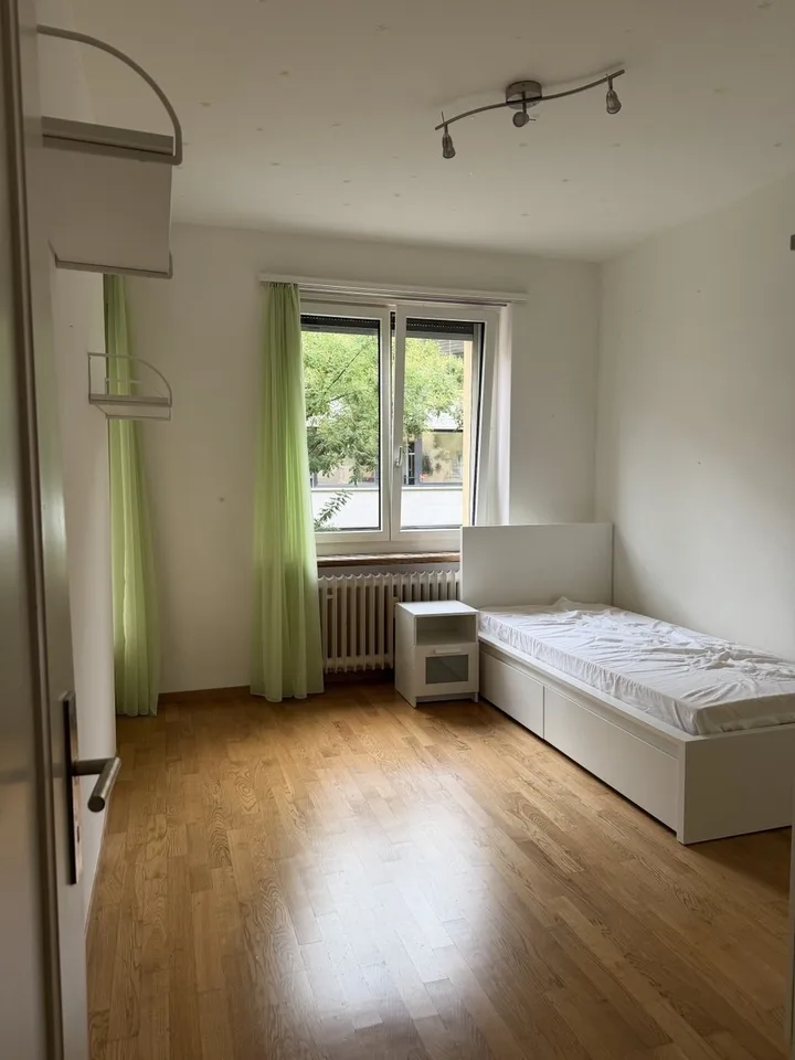 Möbliertes Zimmer mit Balkonzugang