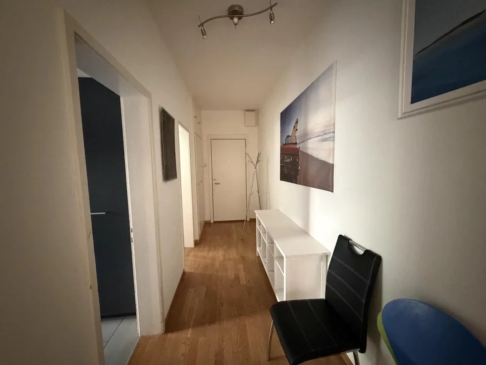 Möbliertes Zimmer mit Balkonzugang