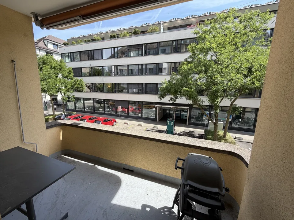 Möbliertes Zimmer mit Balkonzugang