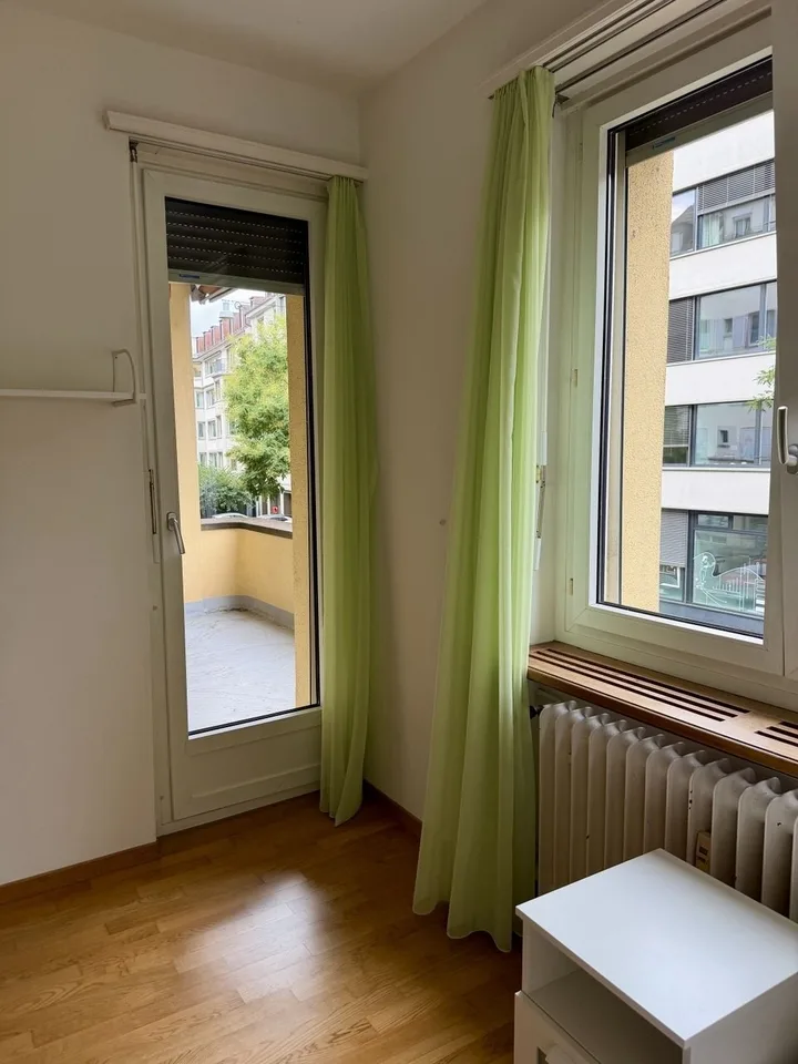Möbliertes Zimmer mit Balkonzugang