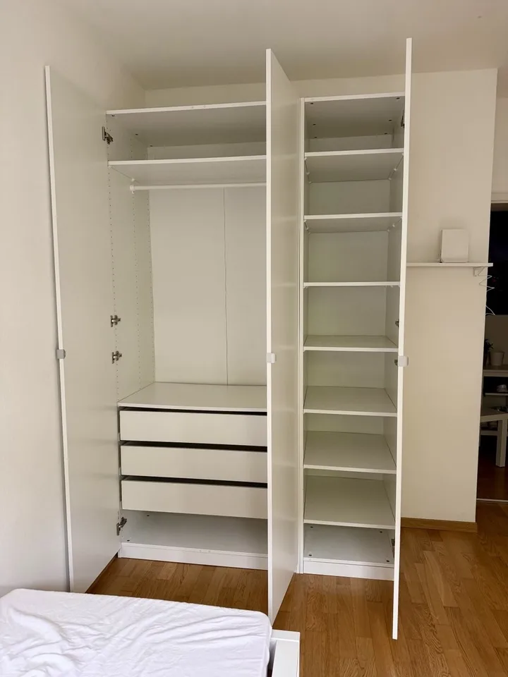 Möbliertes Zimmer mit Balkonzugang