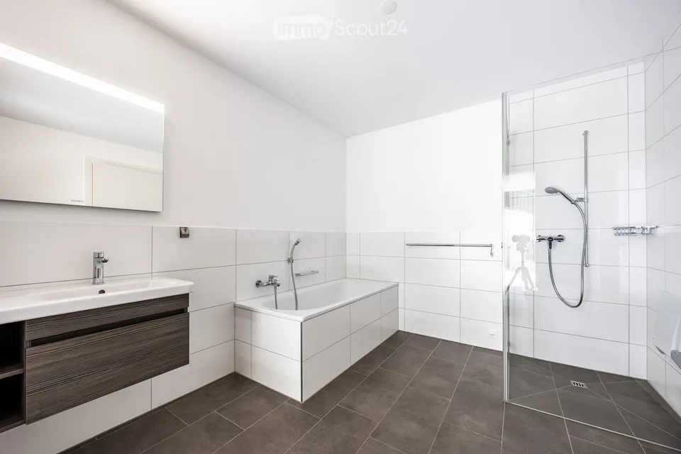 Grosse 3.5 Zimmer-Terrassenwohnung an ruhiger Lage