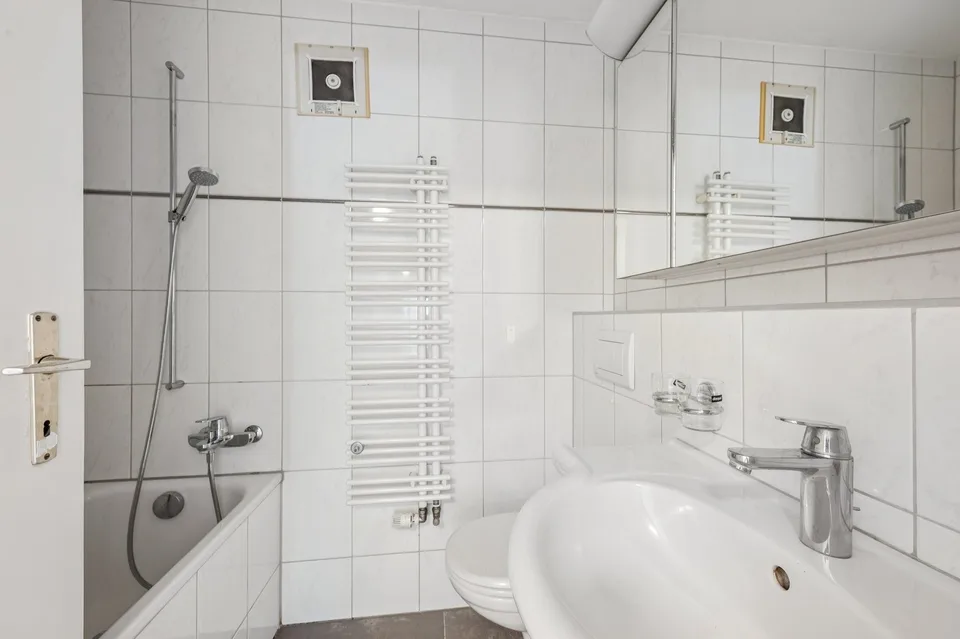 Bright and well-maintained apartment with balcony
