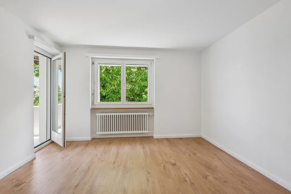 Bright and well-maintained apartment with balcony