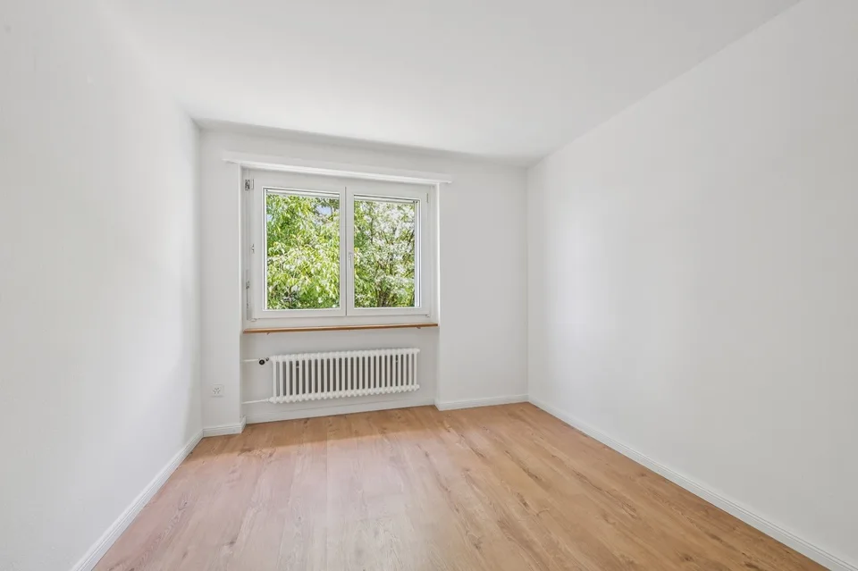 Bright and well-maintained apartment with balcony