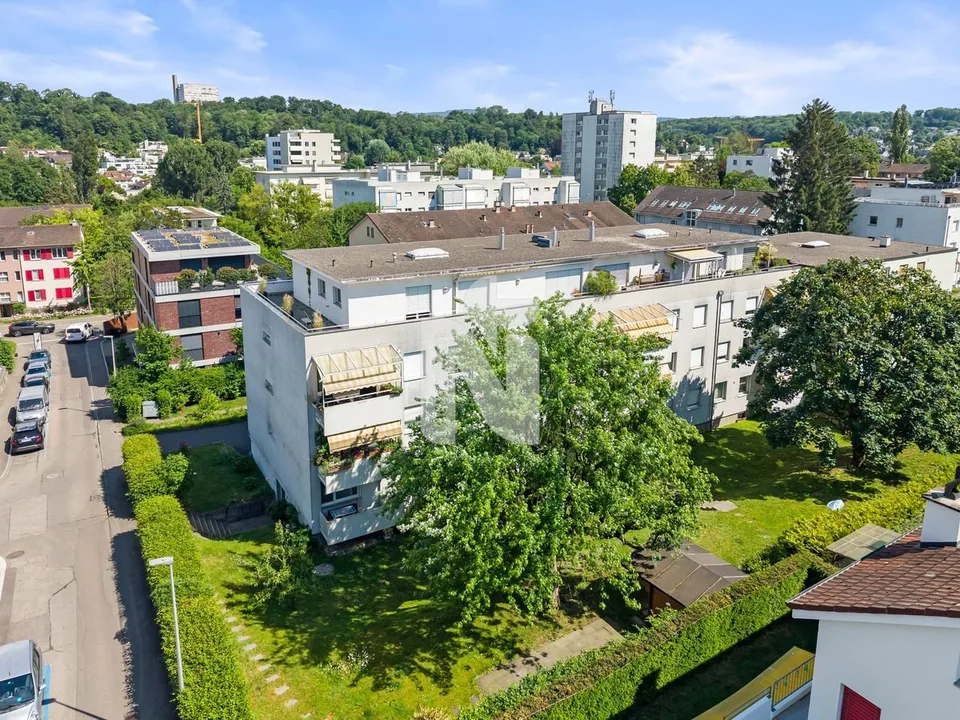 Familial, ensoleillé et bien entretenu avec deux balcons, place assise dans le jardin et garage