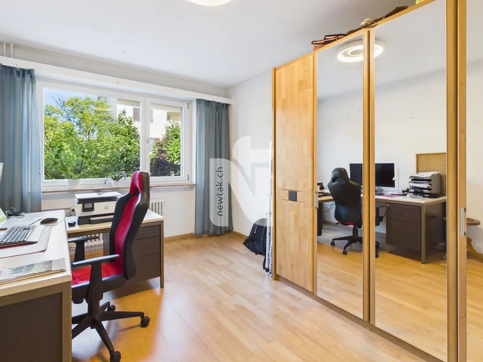 Familial, ensoleillé et bien entretenu avec deux balcons, place assise dans le jardin et garage