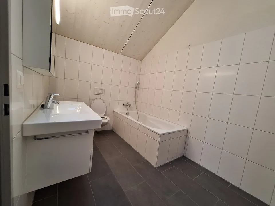 Helle 4-Zimmer-Dachwohnung in Kirchberg BE – sofort verfügbar