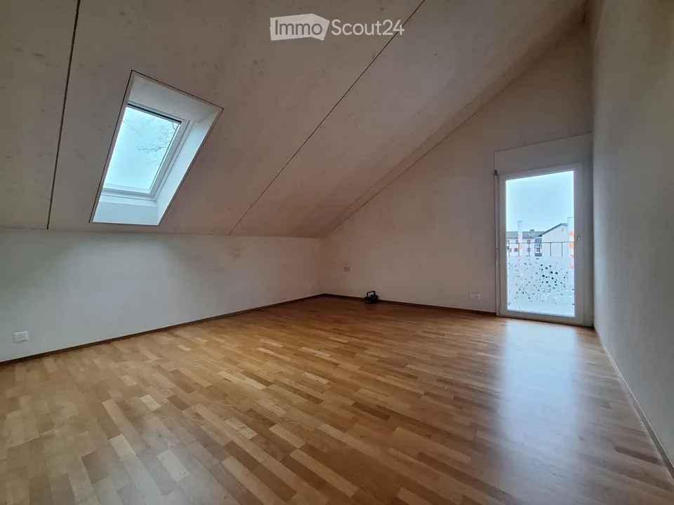 Helle 4-Zimmer-Dachwohnung in Kirchberg BE – sofort verfügbar