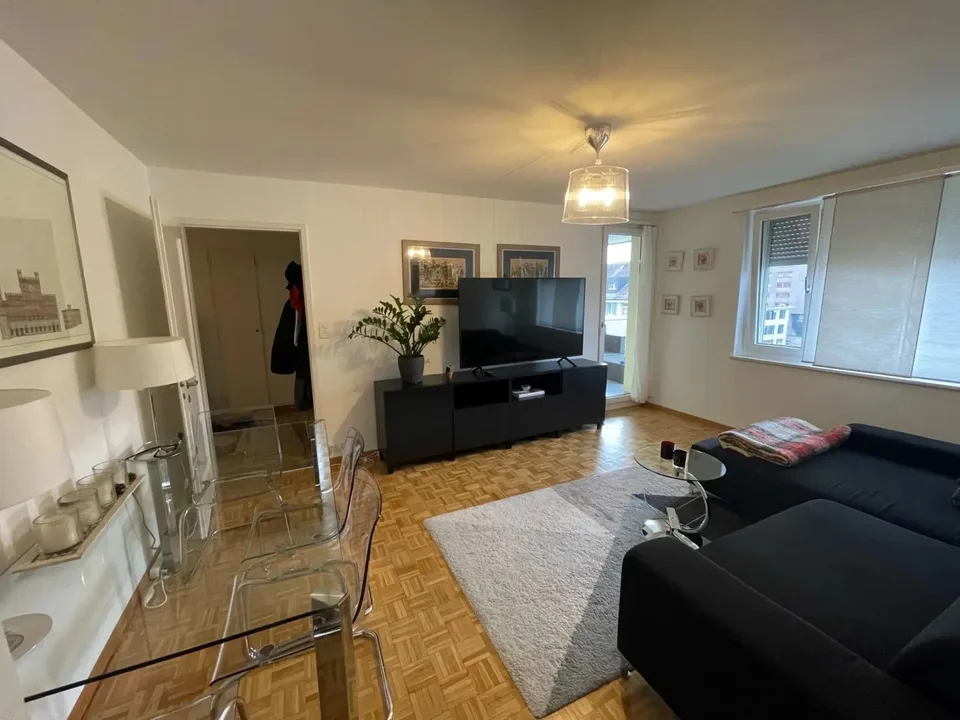 Helle 2-Zimmer-Wohnung mit Balkon und schöner Aussicht in Zürich 8004