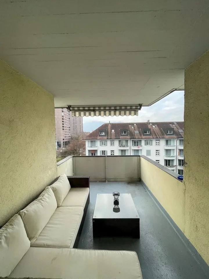 Helle 2-Zimmer-Wohnung mit Balkon und schöner Aussicht in Zürich 8004