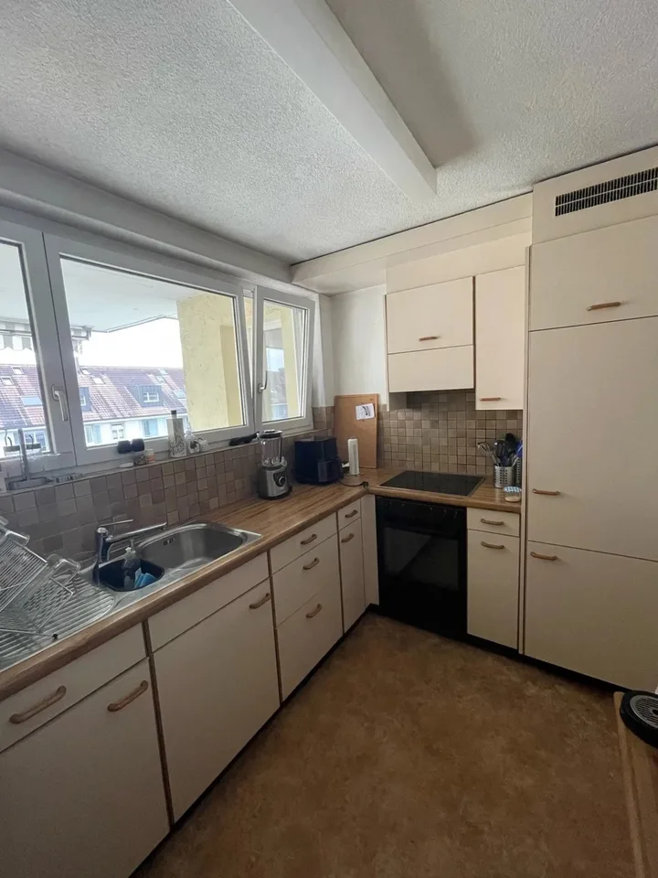 Helle 2-Zimmer-Wohnung mit Balkon und schöner Aussicht in Zürich 8004