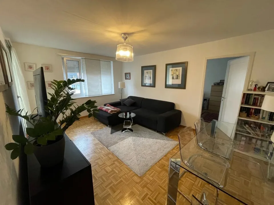 Helle 2-Zimmer-Wohnung mit Balkon und schöner Aussicht in Zürich 8004