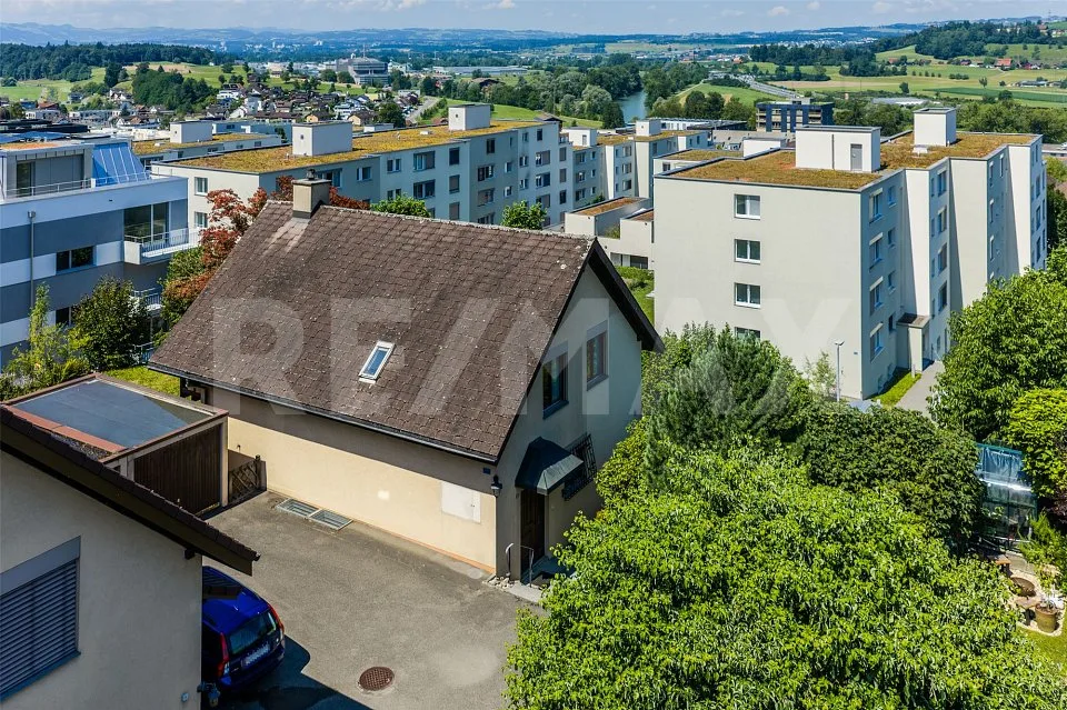 CASA 5 ½ LOCALI SU 692 m² DI TERRENO SOLEGGIATO – foto 2 di 12