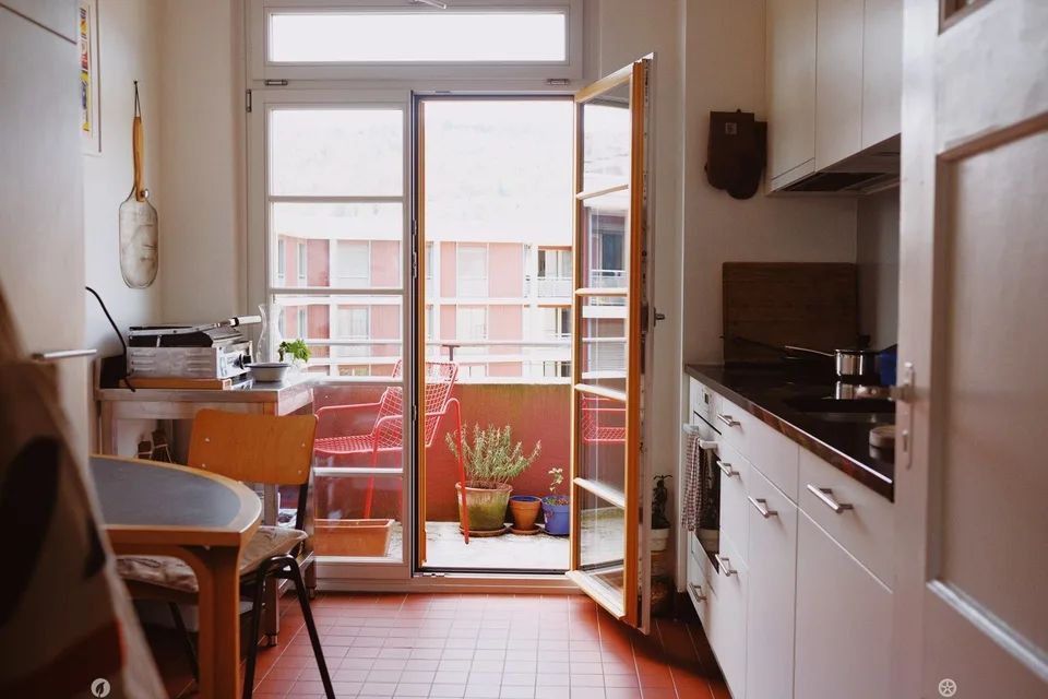 Appartement de style meublé 3 pièces dans un immeuble ancien avec balcon et bureau à domicile (juillet-septembre)