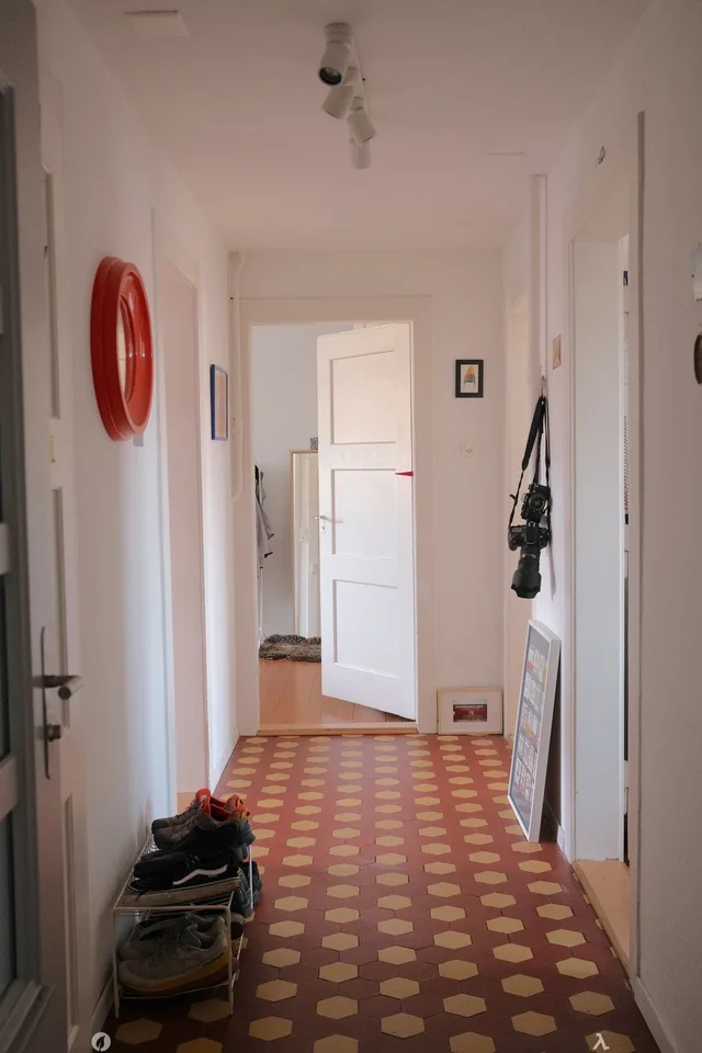 Appartement de style meublé 3 pièces dans un immeuble ancien avec balcon et bureau à domicile (juillet-septembre)