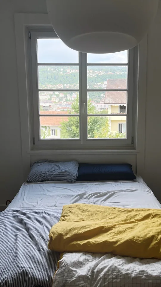 Appartement de style meublé 3 pièces dans un immeuble ancien avec balcon et bureau à domicile (juillet-septembre)