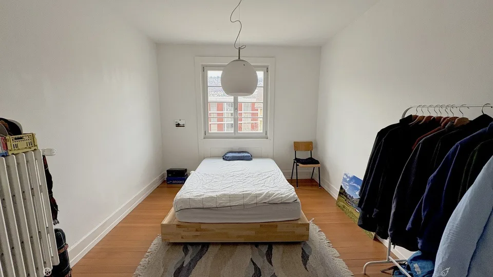 Appartement de style meublé 3 pièces dans un immeuble ancien avec balcon et bureau à domicile (juillet-septembre)