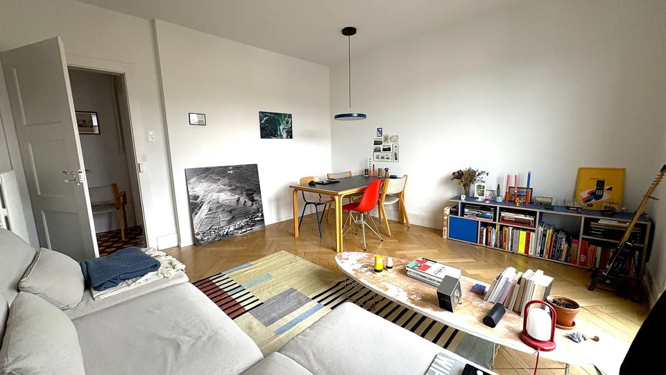 Appartement de style meublé 3 pièces dans un immeuble ancien avec balcon et bureau à domicile (juillet-septembre)