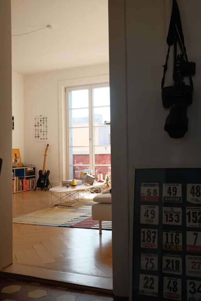 Appartement de style meublé 3 pièces dans un immeuble ancien avec balcon et bureau à domicile (juillet-septembre)