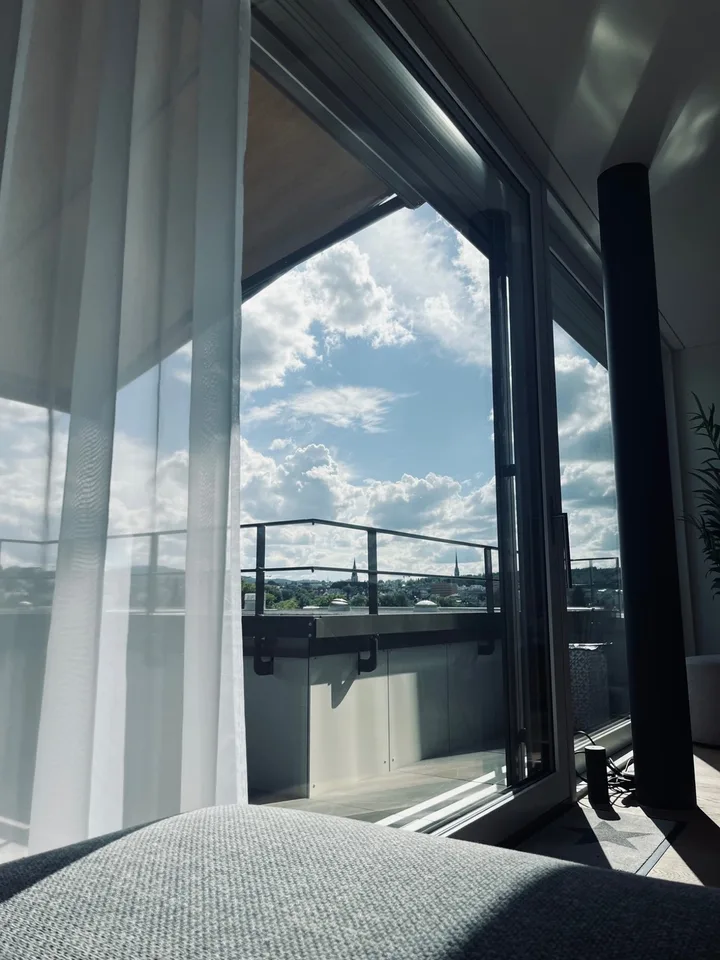 Möbliertes Zimmer in Dachgeschosswohnung (zum Untervermieten) Eigenes Badezimmer & 3 Terrassen | Zürich