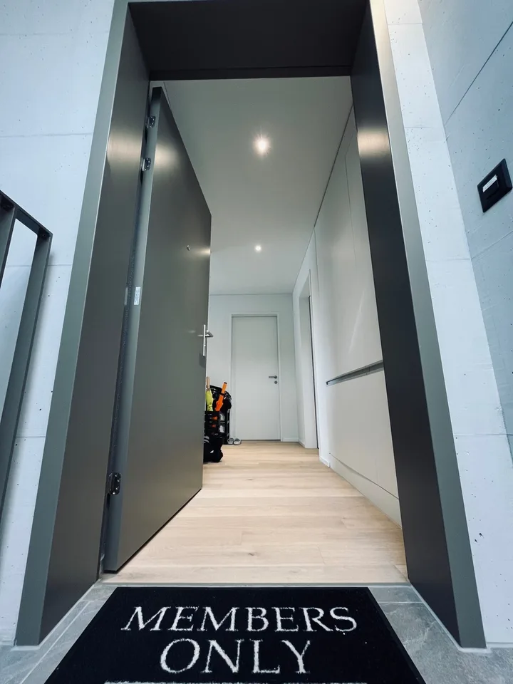 Möbliertes Zimmer in Dachgeschosswohnung (zum Untervermieten) Eigenes Badezimmer & 3 Terrassen | Zürich