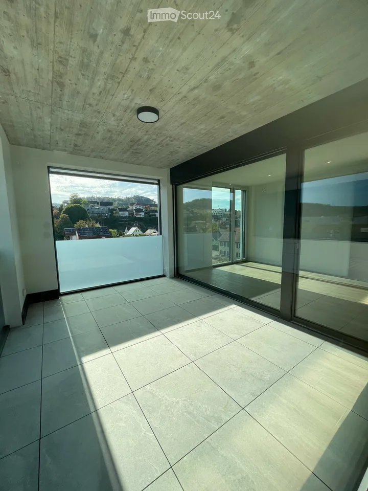 Premier location : appartement 3,5 pièces de haute qualité avec loggia à Frenkendorf