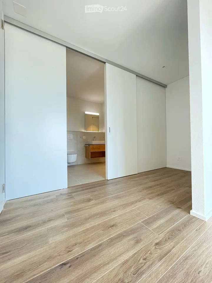 Premier location : appartement 3,5 pièces de haute qualité avec loggia à Frenkendorf