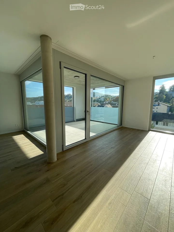 Premier location : appartement 3,5 pièces de haute qualité avec loggia à Frenkendorf