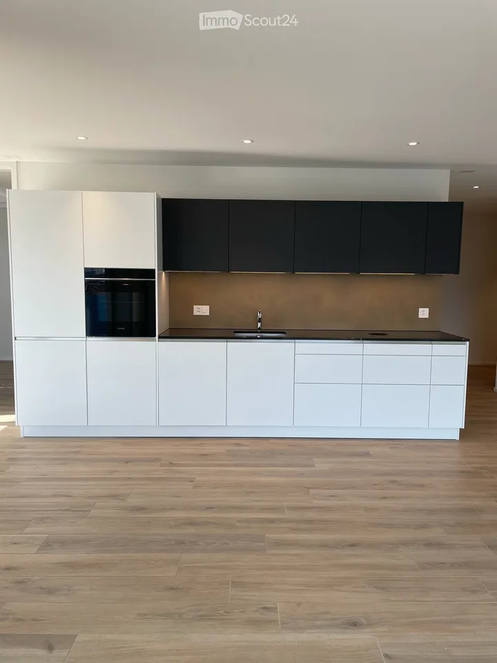Premier location : appartement 3,5 pièces de haute qualité avec loggia à Frenkendorf