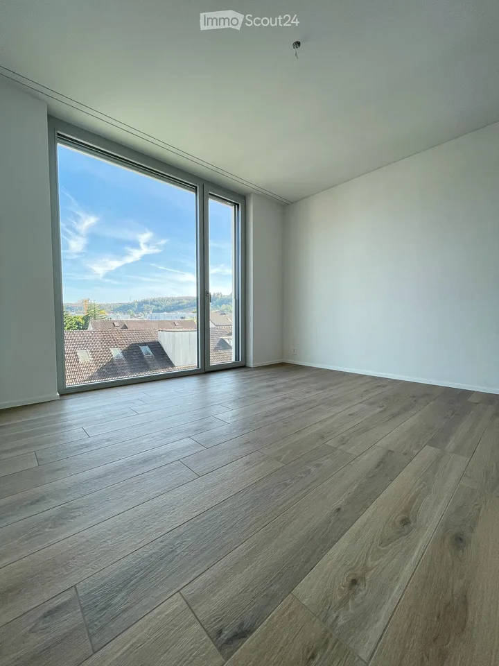 Premier location : appartement 3,5 pièces de haute qualité avec loggia à Frenkendorf