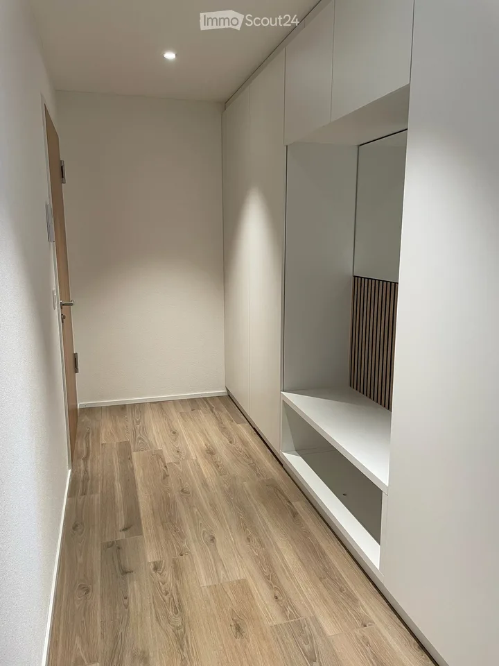 Premier location : appartement 3,5 pièces de haute qualité avec loggia à Frenkendorf