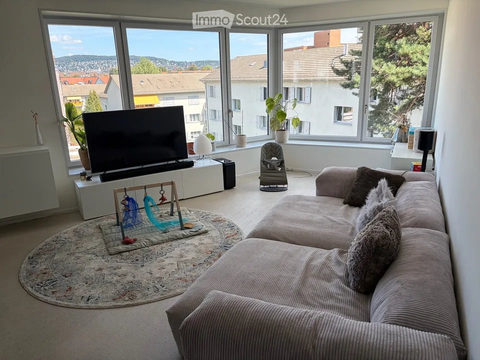 Helle, familienfreundliche 4.5-Zimmer-Wohnung mit Balkon und Tiefgarage