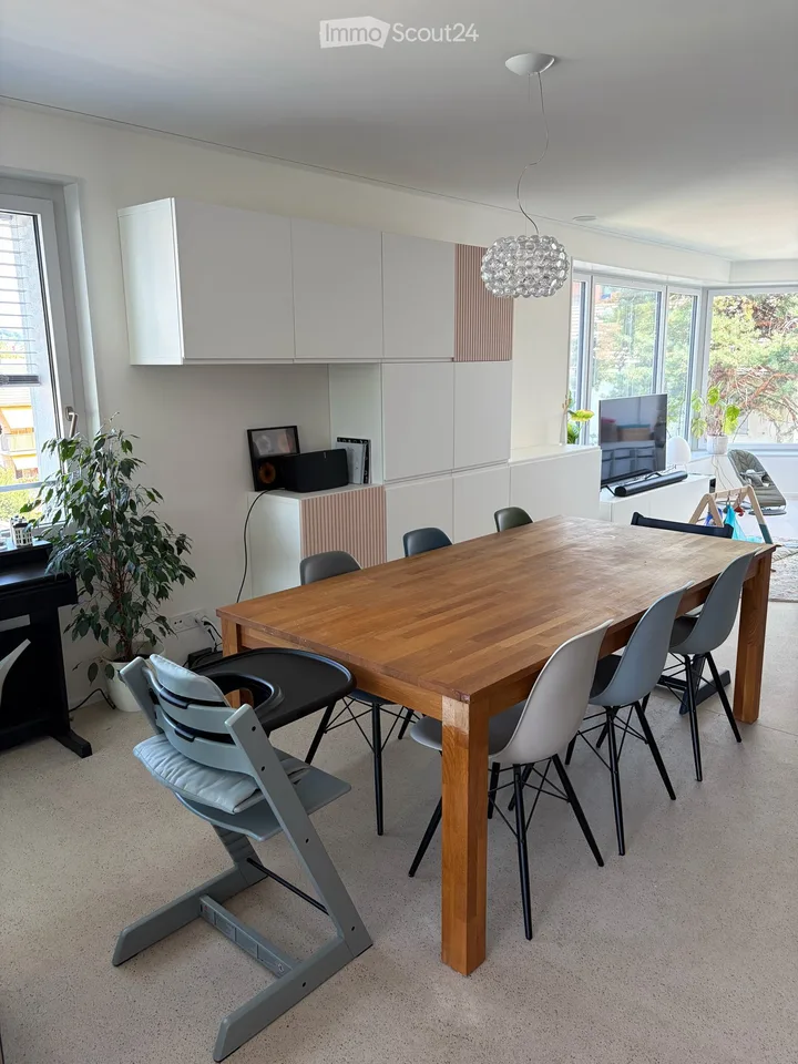 Helle, familienfreundliche 4.5-Zimmer-Wohnung mit Balkon und Tiefgarage