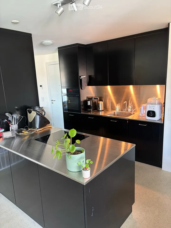 Helle, familienfreundliche 4.5-Zimmer-Wohnung mit Balkon und Tiefgarage