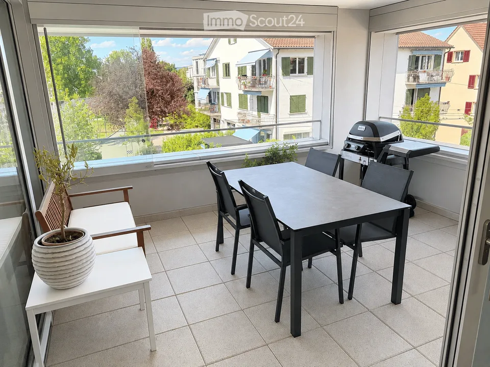 Helle, familienfreundliche 4.5-Zimmer-Wohnung mit Balkon und Tiefgarage