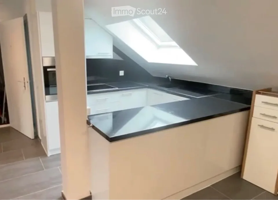 Bright 3-room apartment with skylight