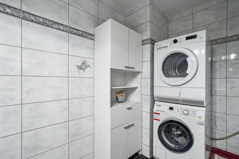 Charmante Gartenwohnung mit gedecktem Sitzplatz: Bahnhof in Gehdistanz – Foto 8 von 11
