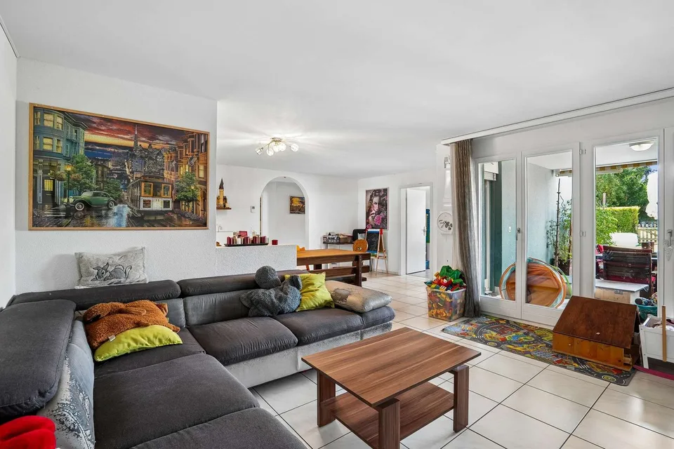 Charmante Gartenwohnung mit gedecktem Sitzplatz: Bahnhof in Gehdistanz – Foto 2 von 11