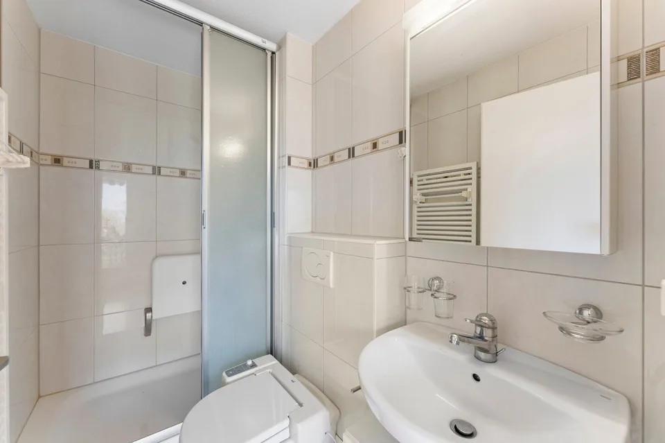 Charmant appartement 3.5 pièces avec terrasse et panorama lacustre de rêve à Oberhofen sur le lac de Thoune – photo 11 sur 12