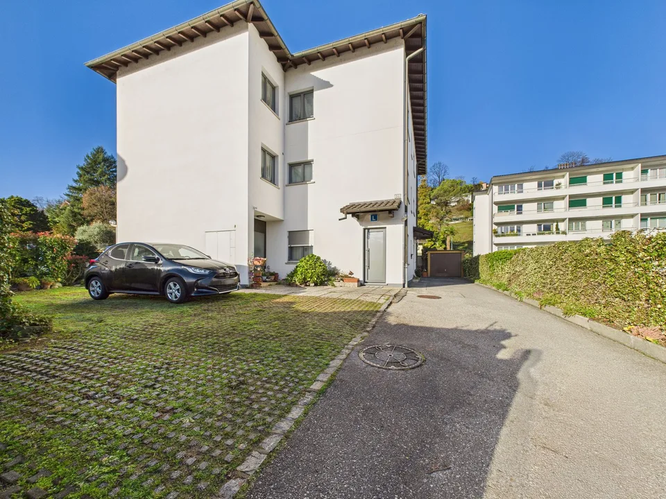AMPIO E RAFFINATO APPARTAMENTO DI 4.5 LOCALI CON INGRESSO INDIPENDENTE